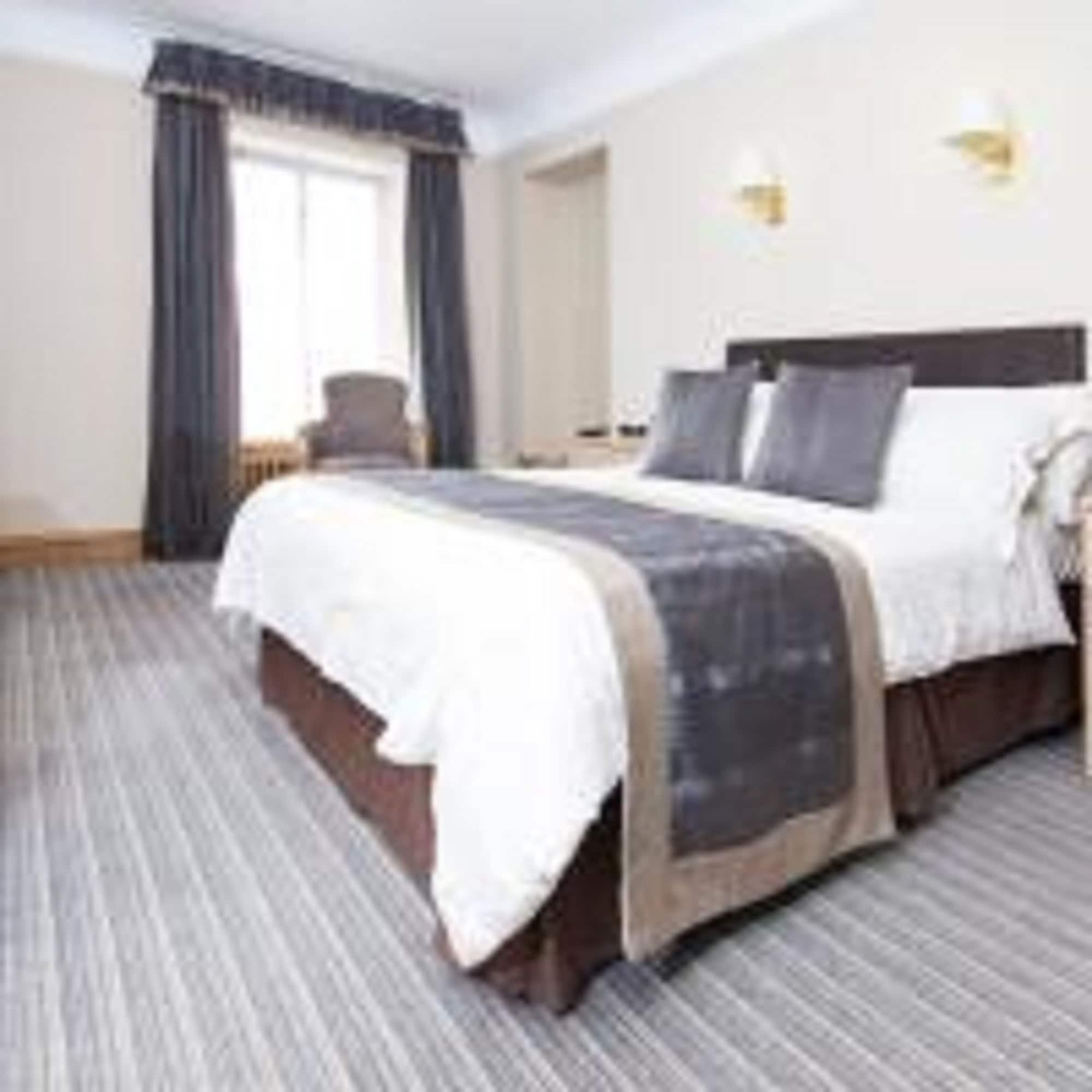 Burnett Arms Hotel Banchory Bagian luar foto